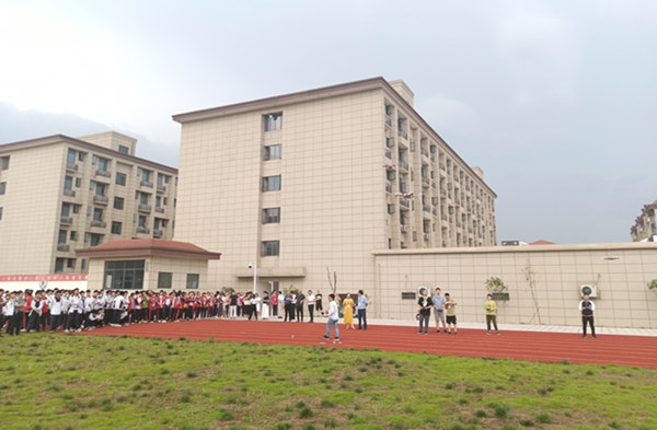 参观运动场和观看无人机_副本.jpg 参观运动场和观看无人机_副本.jpg