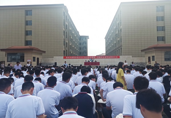 张精华副校长主持会议_副本.jpg 张精华副校长主持会议_副本.jpg