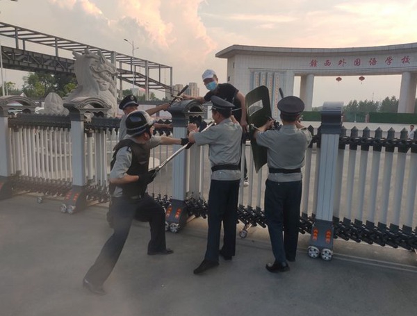 模拟歹徒手拿凶_副本.jpg 模拟歹徒手拿凶_副本.jpg