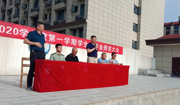 校长宣布军训开始_副本.jpg 校长宣布军训开始_副本.jpg