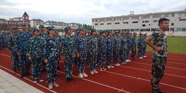 第二天军训_副本.jpg 第二天军训_副本.jpg