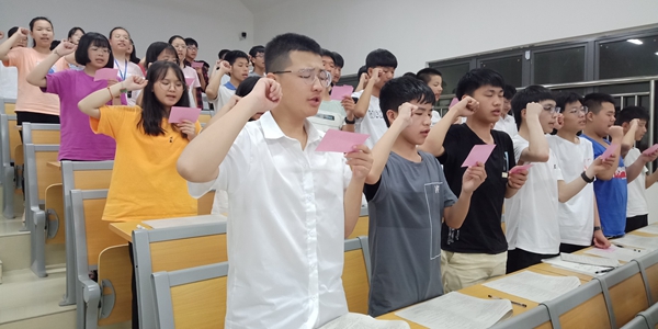 入学宣誓_副本.jpg 入学宣誓_副本.jpg