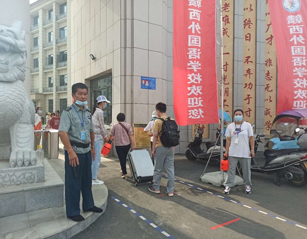 校门口消毒和检查体温_副本.jpg 校门口消毒和检查体温_副本.jpg