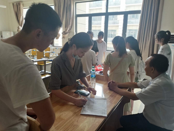 学生在班主任处报道_副本.jpg 学生在班主任处报道_副本.jpg