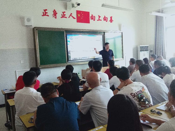 陈斌1校长_副本.jpg 陈斌1校长_副本.jpg