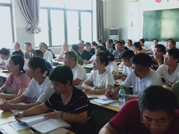 认真的老师们_副本.jpg 认真的老师们_副本.jpg
