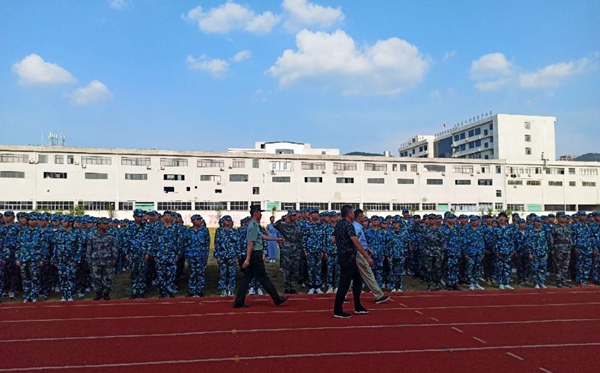 陈斌校长检阅受训班级_副本.jpg 陈斌校长检阅受训班级_副本.jpg