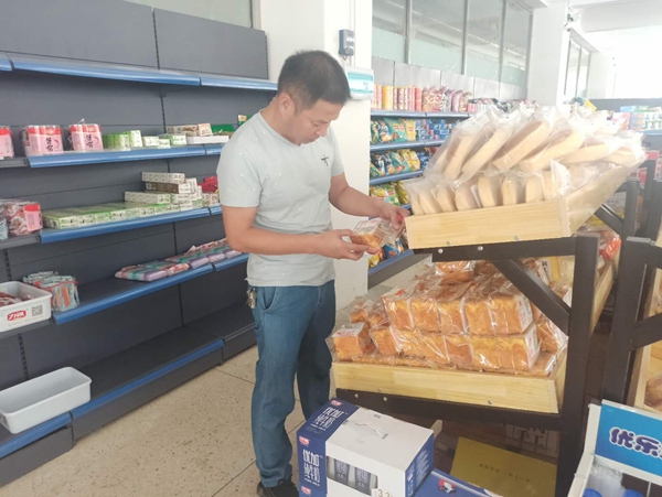 杨超辉科长检查食品_副本.jpg 杨超辉科长检查食品_副本.jpg