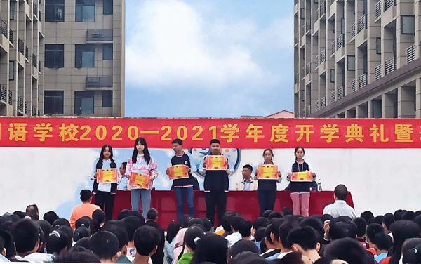 学生领奖_副本.jpg 学生领奖_副本.jpg