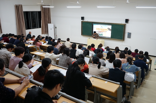 教务处黄国华主任带领大家学习师徒结对实施方案和考核方案_副本.jpg 教务处黄国华主任带领大家学习师徒结对实施方案和考核方案_副本.jpg