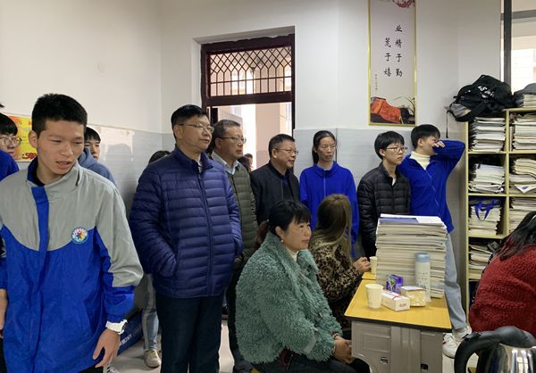 校长巡查3_副本.jpg 校长巡查3_副本.jpg