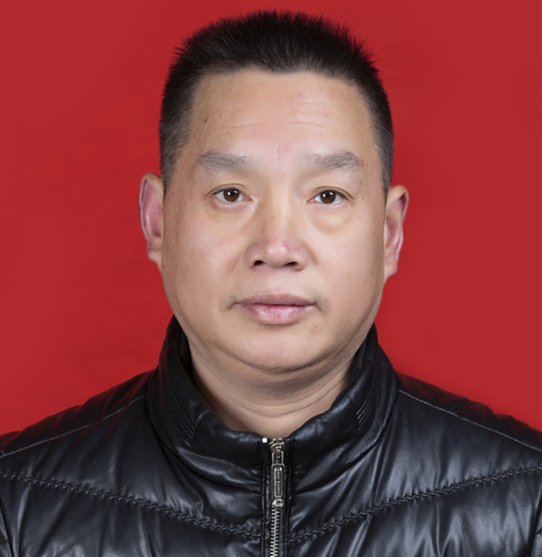 易新平_副本.jpg 易新平_副本.jpg